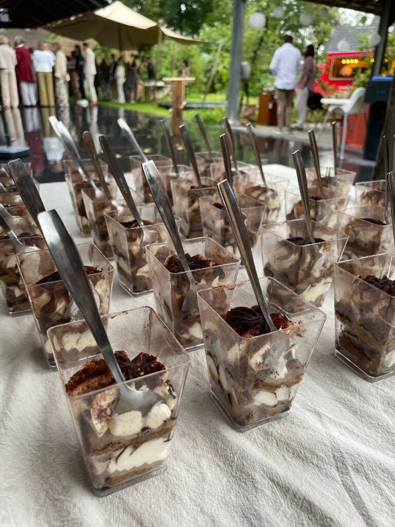 italiaanse-desserts-serveren