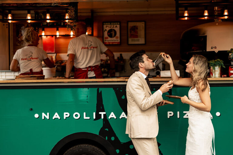 eerste-pizza-serveren-bruiloft